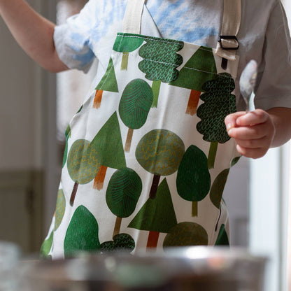 Kinderkochschürze Bäume detail für Kinder von 2 bis 6 Jahren – ideal zum Backen und Kochen