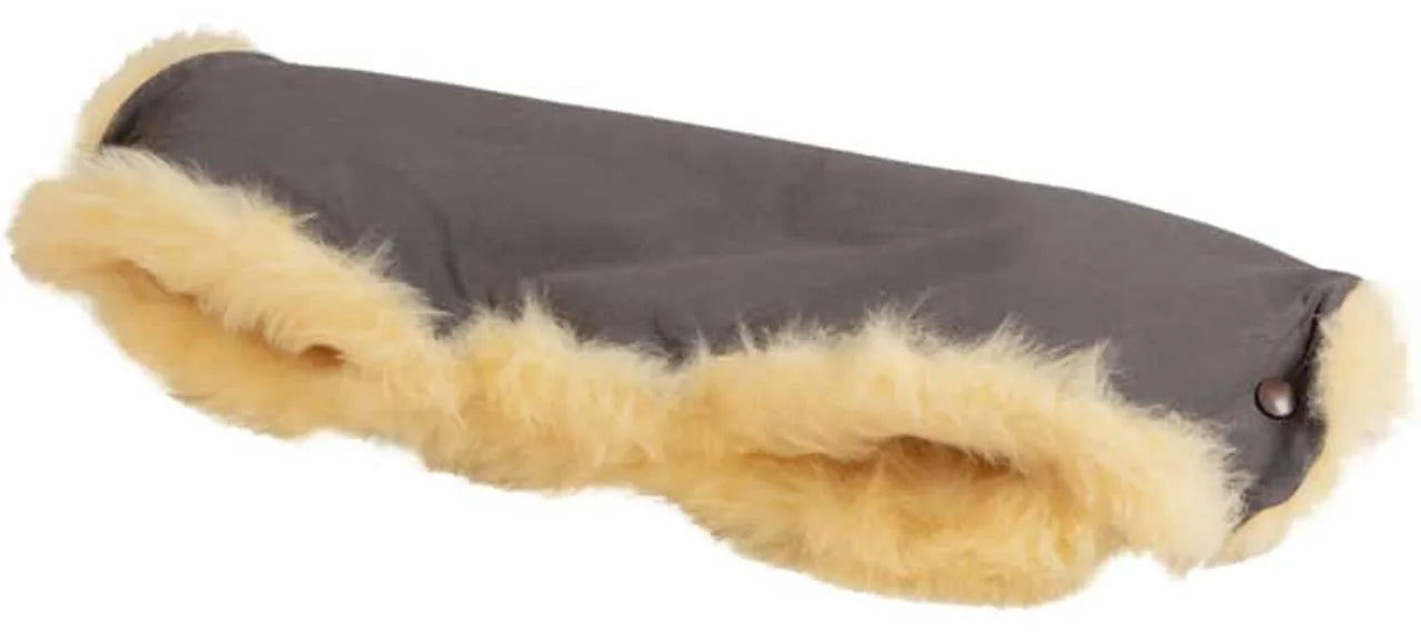 Grauer Kinderwagen-Handwärmer mit weichem, beigem Lammfellfutter.