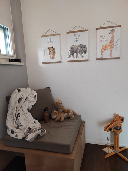 Kinderzimmer mit Safari Postern A3 an der Wand, liebevoll gestaltet und erhältlich im Bärechind in Winterthur, Zürich Schweiz.