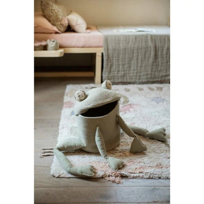 Kind spielt mit grossem Aufbewahrungskorb Fred der Frosch von Lorena Canals, Bärechind Winterthur, Zürich Schweiz.