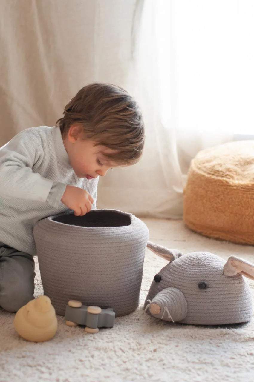 Kind spielt mit Aufbewahrungskorb Renata die Ratte aus Baumwolle, Lorena Canals, Bärechind Winterthur, Zürich Schweiz.