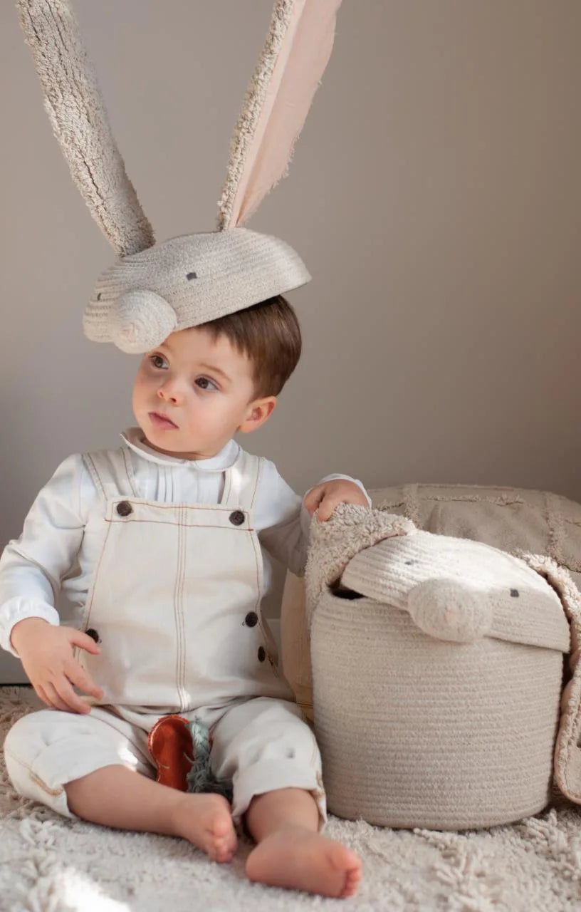 Kind sitzt neben Aufbewahrungskorb Rita der Hase von Lorena Canals, Bärechind Winterthur, Zürich Schweiz.