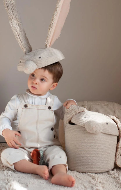 Kind sitzt neben Aufbewahrungskorb Rita der Hase von Lorena Canals, Bärechind Winterthur, Zürich Schweiz.