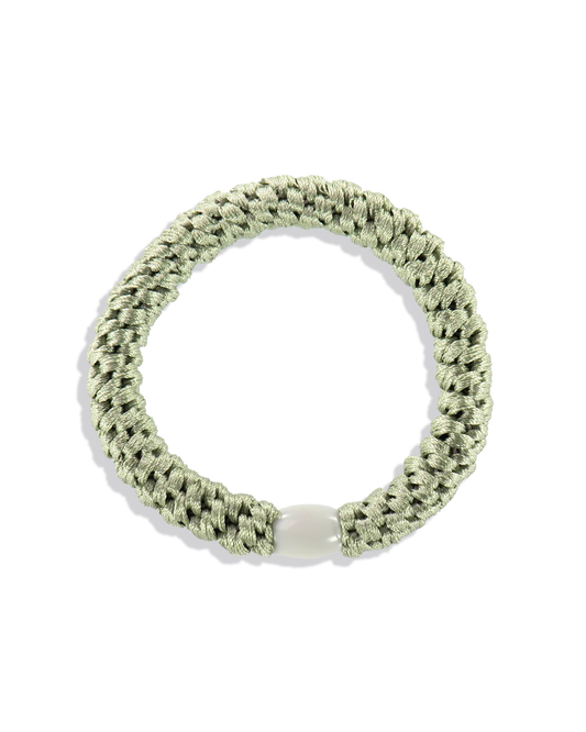KKNEKKI Haargummi Dusty Lind Green – elastisch, farbecht & langlebig, erhältlich bei Bärechind Winterthur.