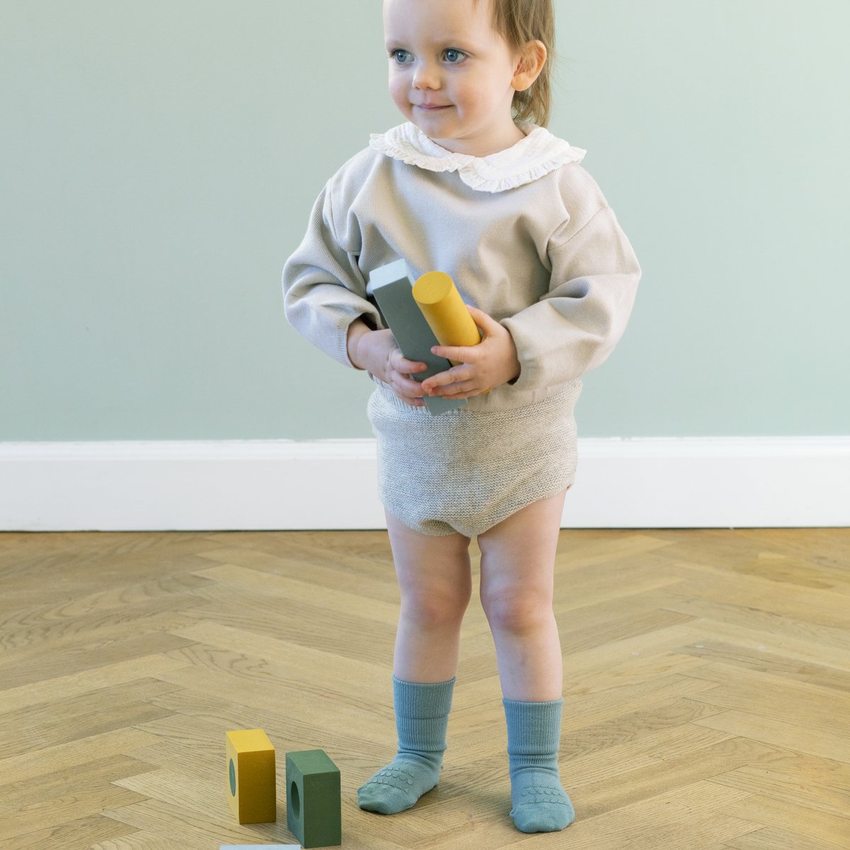 Kleinkind mit GoBabyGo Bambussocken DustyBlue mit rutschfester Sohle – perfekt zum Laufenlernen im Bärechind, Winterthur.