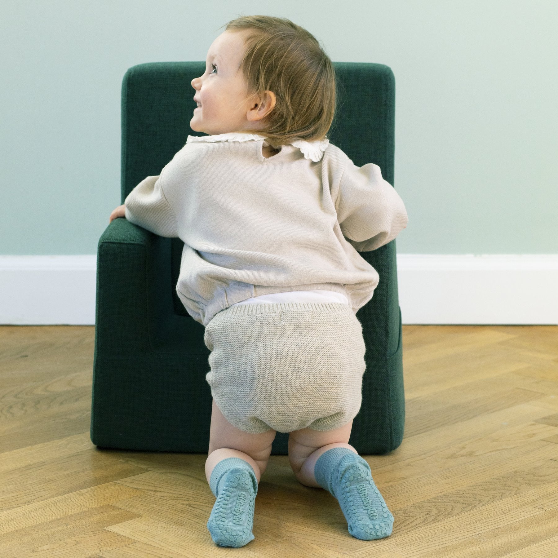 Kleinkind mit GoBabyGo Bambussocken DustyBlue mit rutschfester Sohle – perfekt zum Laufenlernen