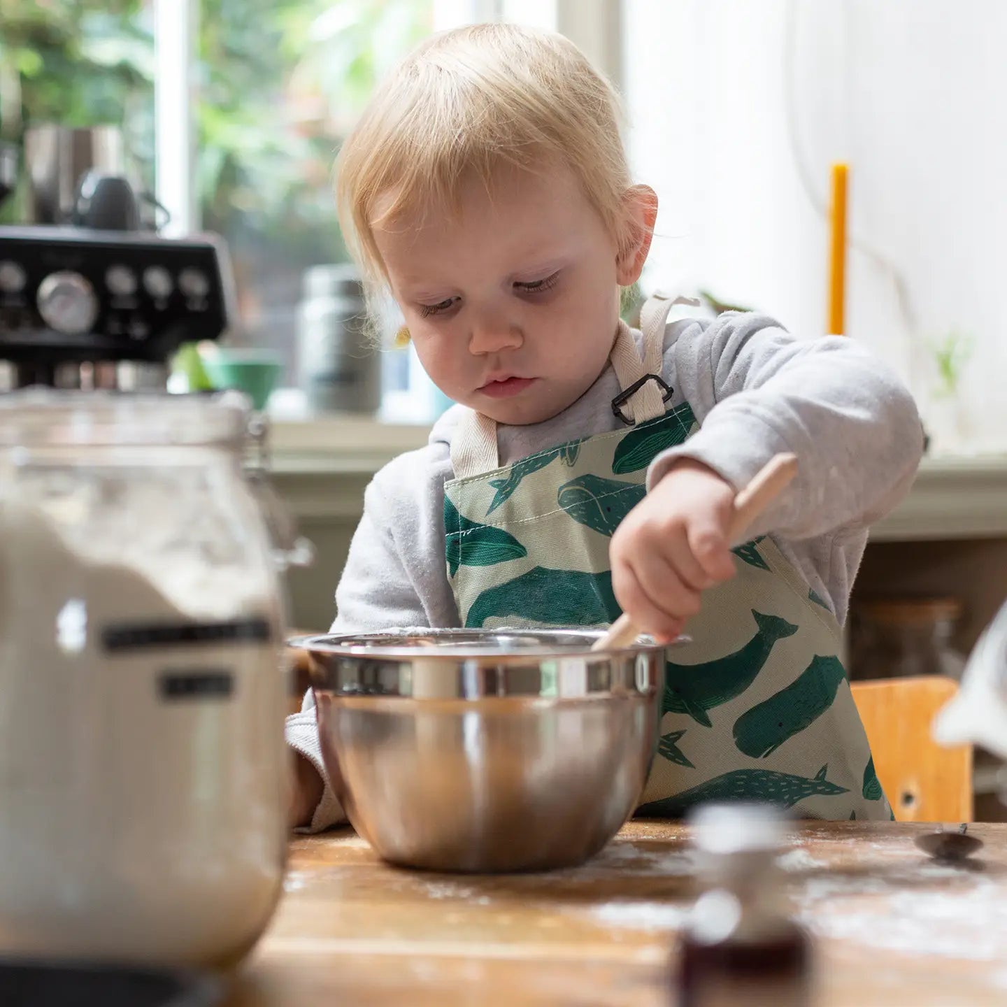 kleinkind mit Kinderkochschürze wal geeignet von 2 bis 6 Jahren – ideal zum Backen und Kochen