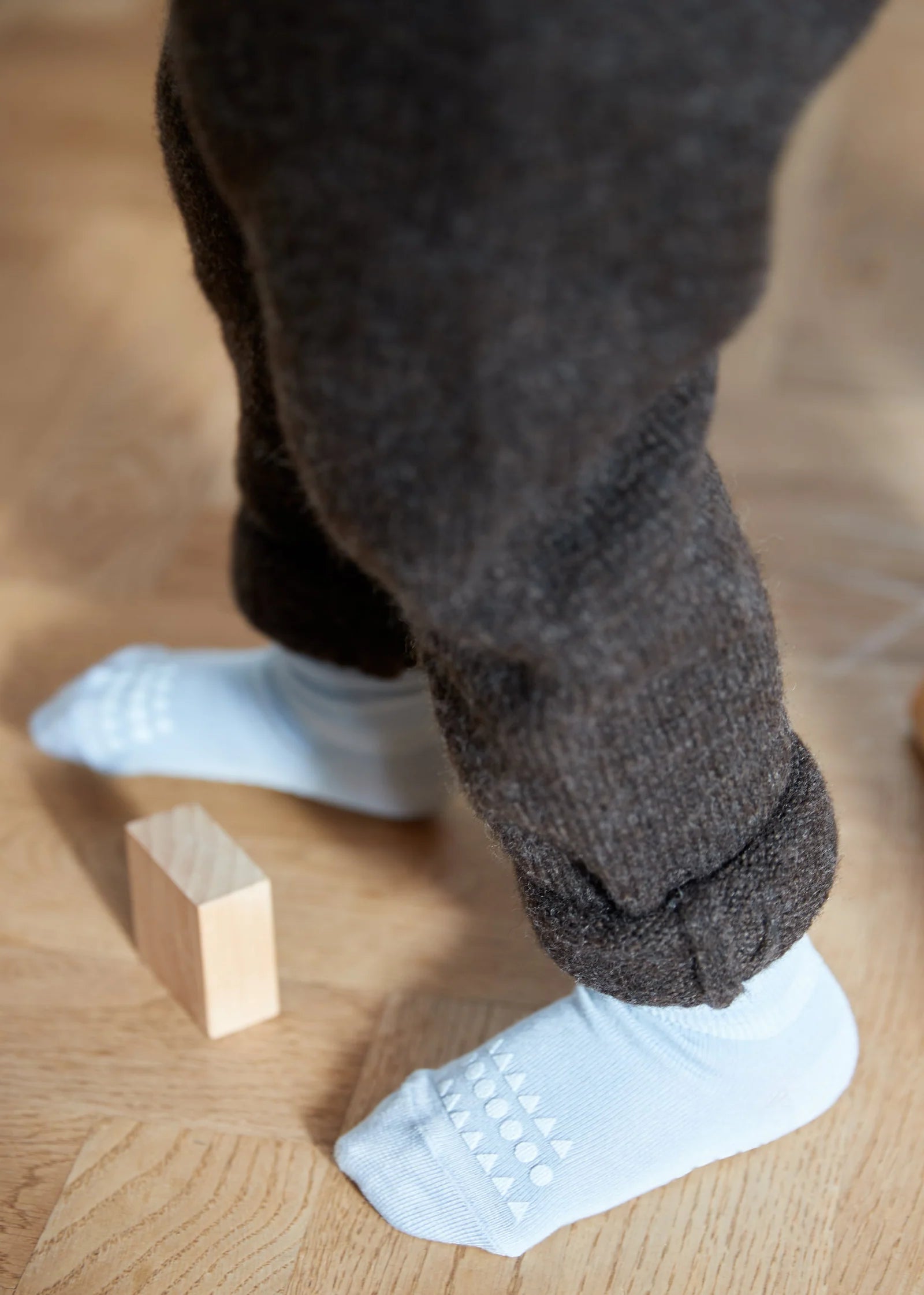 GoBabyGo Bambus Anti-Rutsch-Socken Angezogen in SkyBlue – mit Gummipunkten an der Sohle