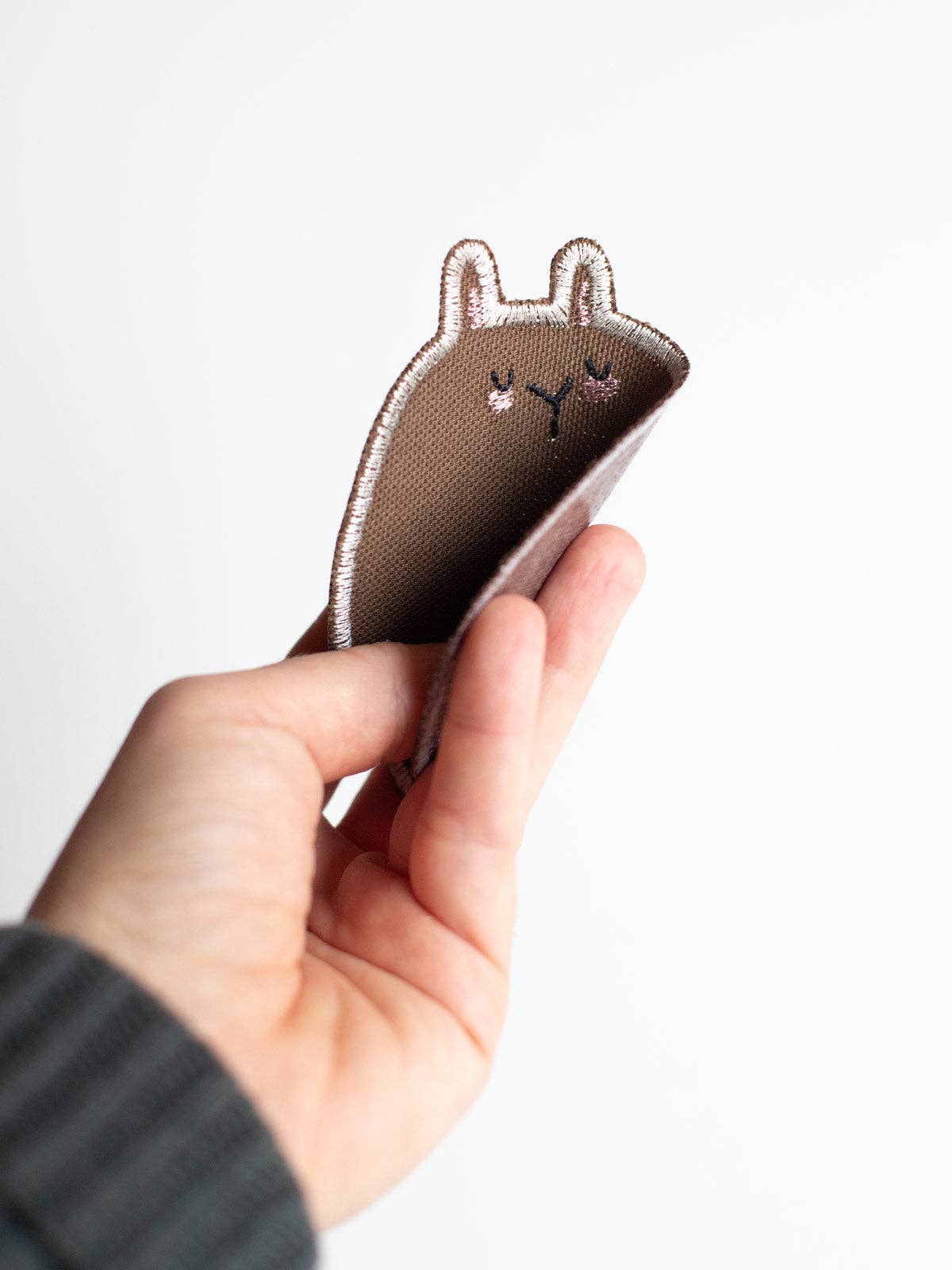 Detailansicht Knieflicken Hase, robuster Bügelflicken