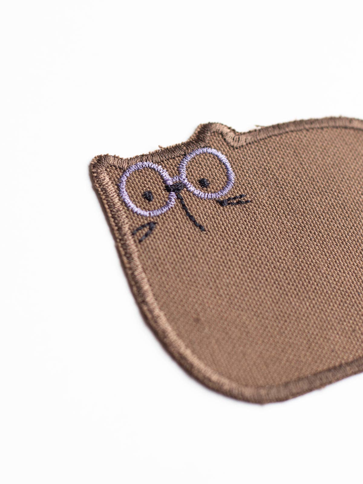 Detailansicht Knieflicken Katze aus Bio-Baumwolle