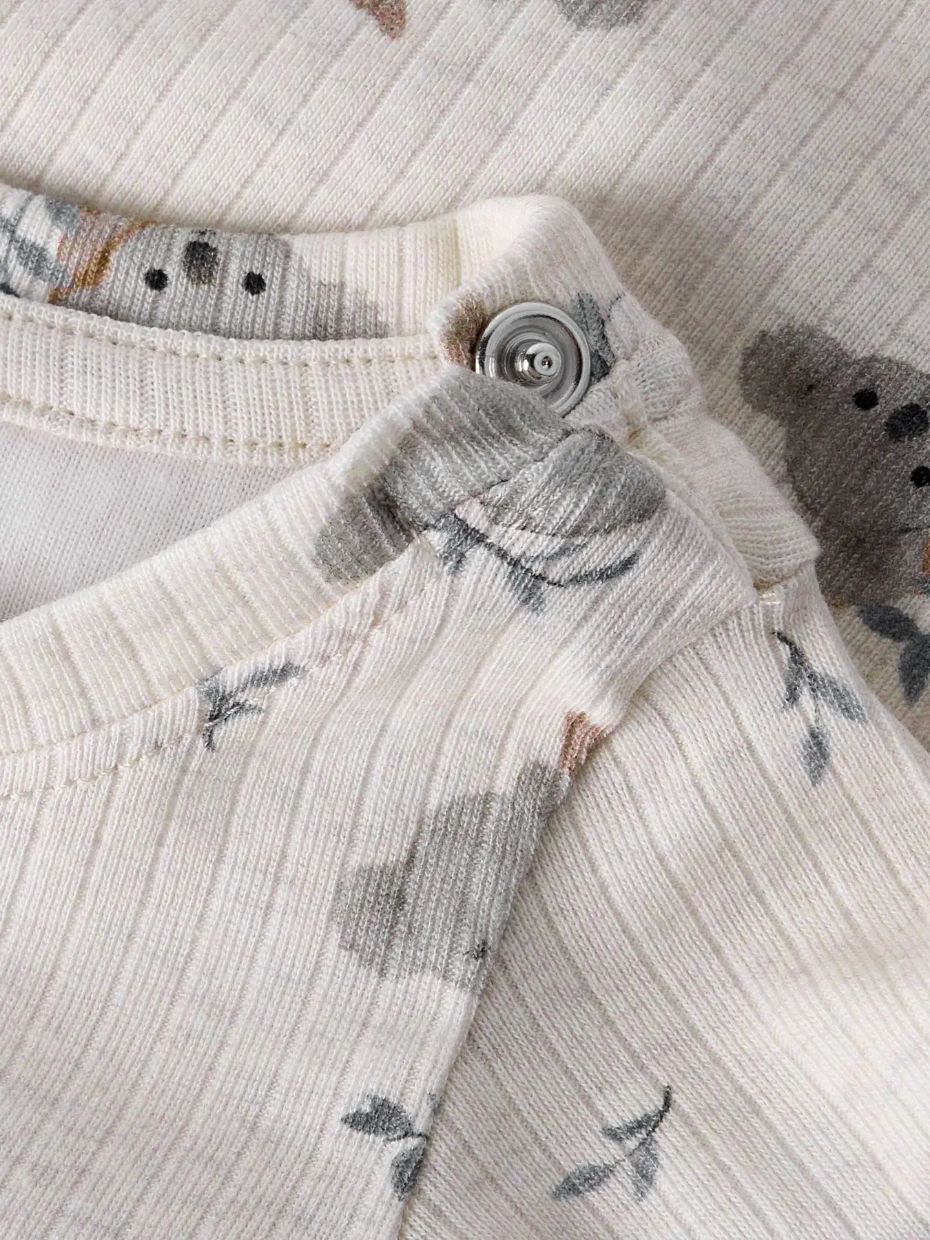 Detailansicht Koala Print auf Babybody aus TENCEL™ Baumwollmix bei Bärechind Winterthur Schweiz.