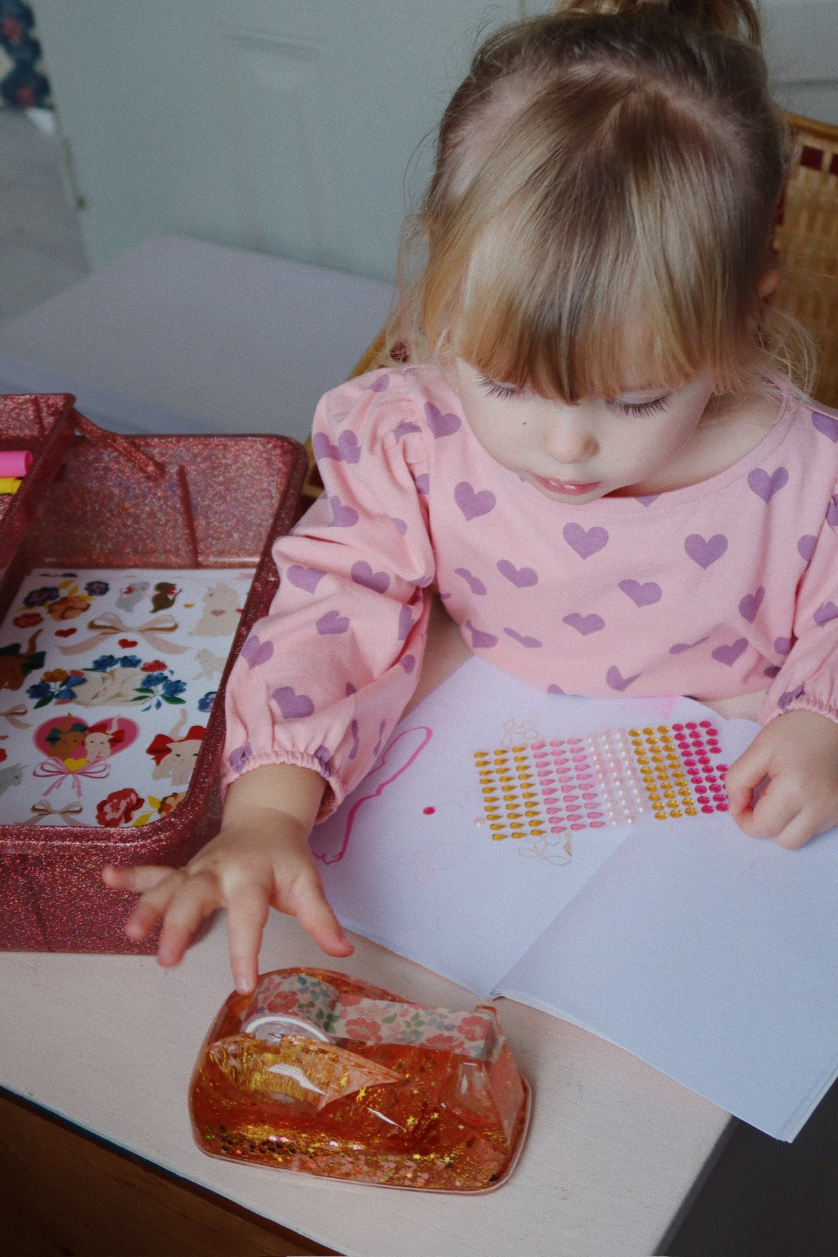 Kind spielt mit der Bastelbox Glitter Rose