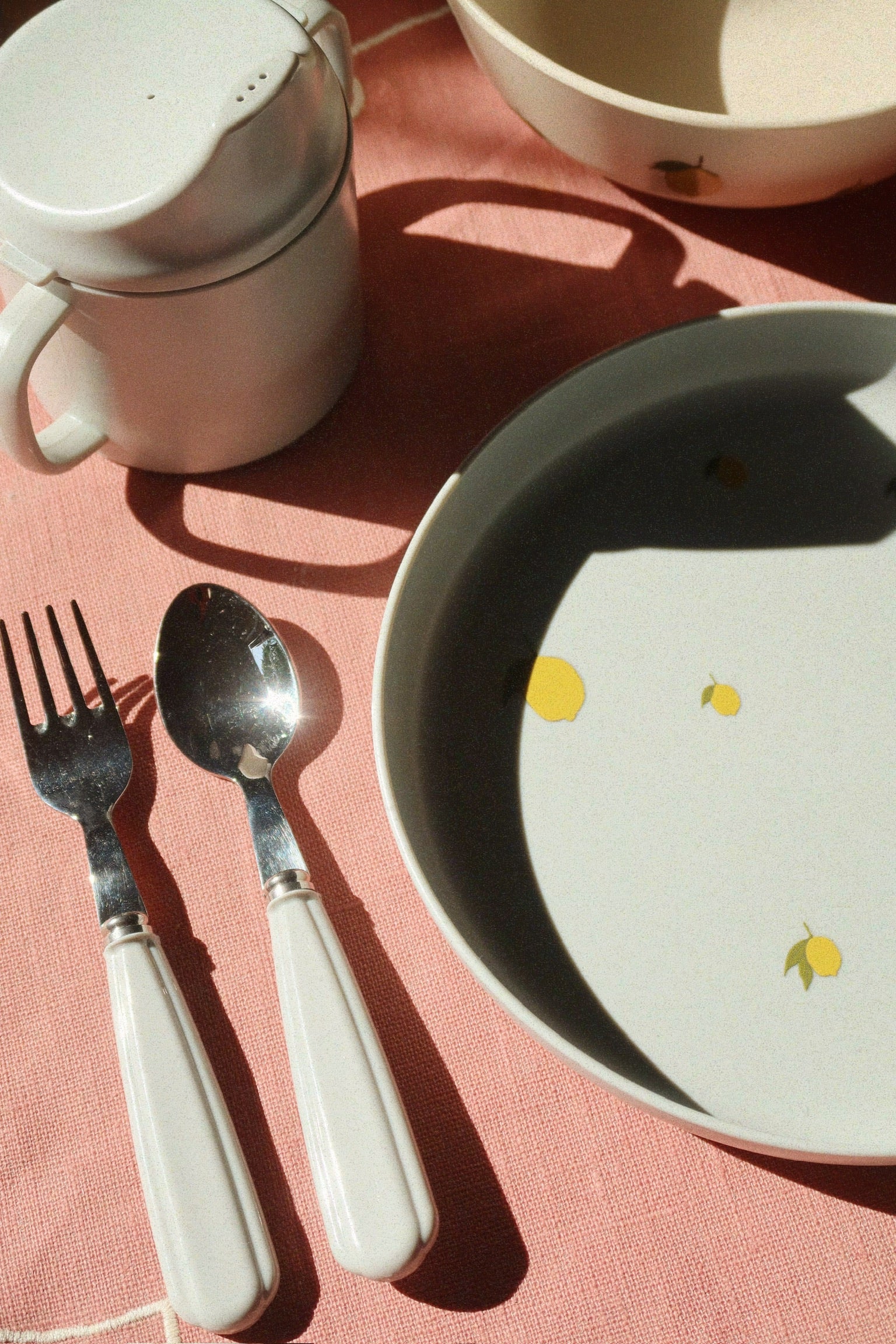 Kinderbesteck aus Edelstahl mit robusten PCTG-Griffen beim Familienfrühstück