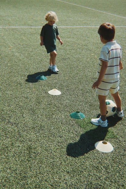 Kinder beim Fussballtraining mit dem Konges Sløjd Fussball-Set