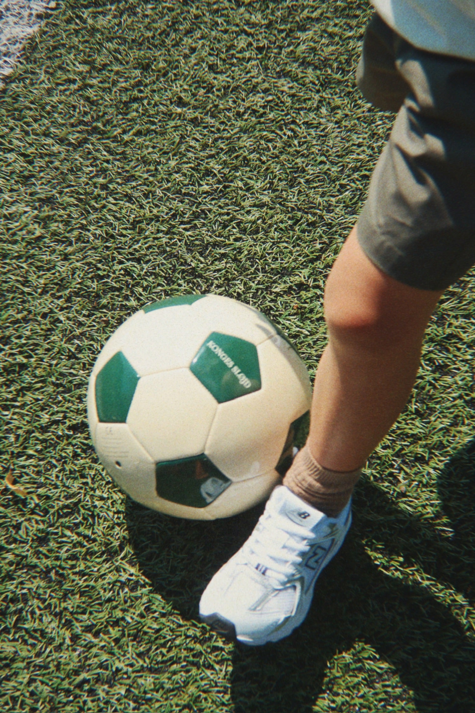 Kind kickt den Ball aus dem Konges Sløjd Fussball-Set