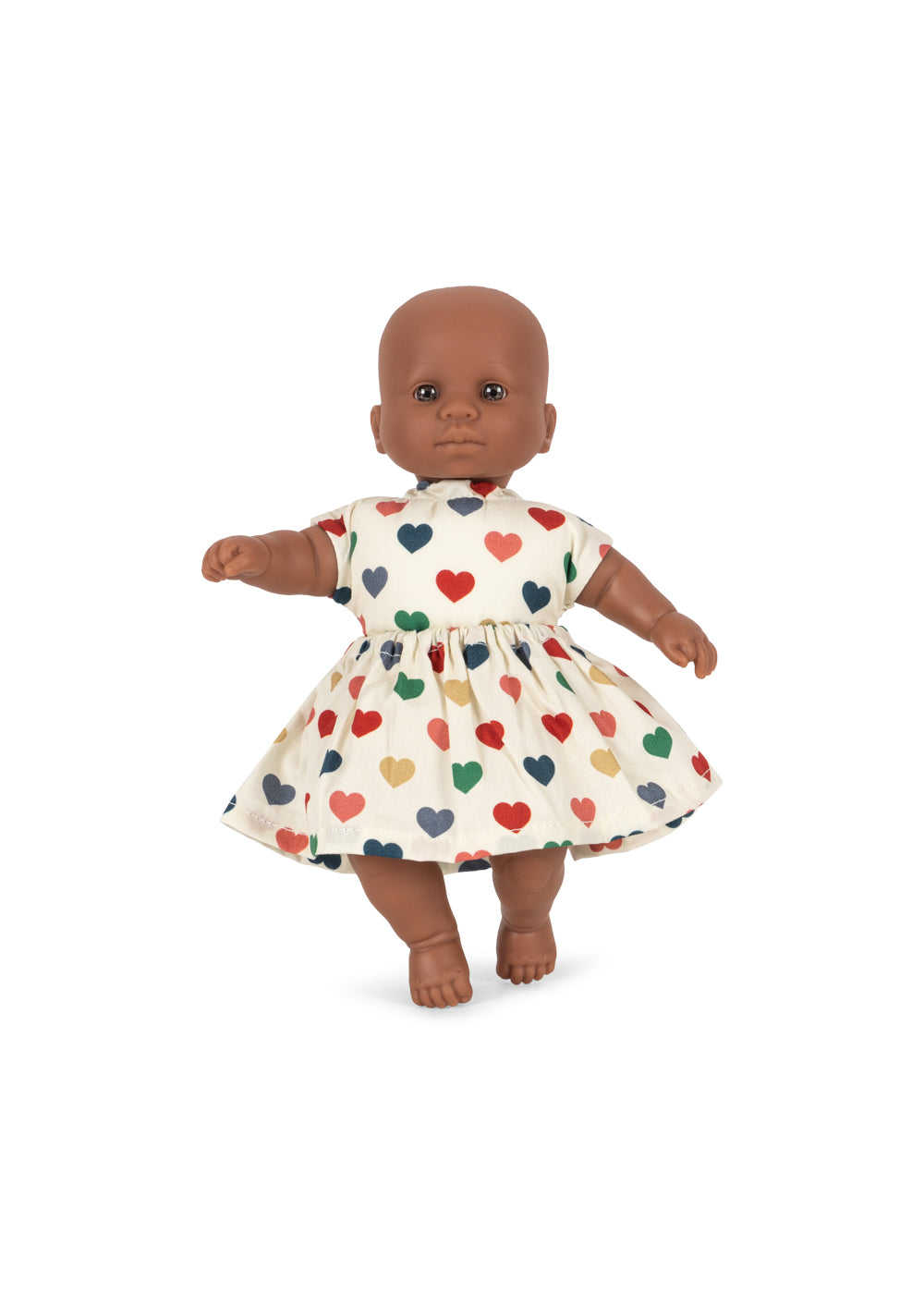 Mini-Puppe mit ihrem zweiteiligen Baumwolloutfit im Herzmuster