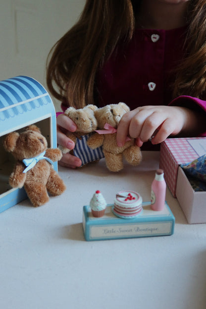 Kind spielt mit dem Konges Sløjd Mini-Teddy Elise