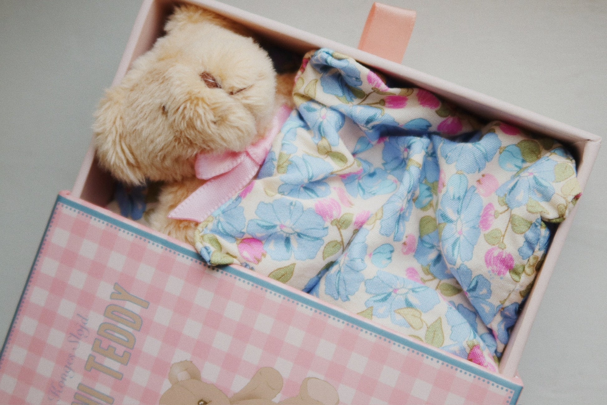 Mini-Teddy Elise mit kleinem Kissen und Decke für süsse Träume