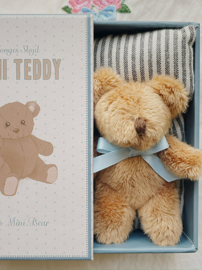 Kind spielt mit dem Konges Sløjd Mini-Teddy Milo