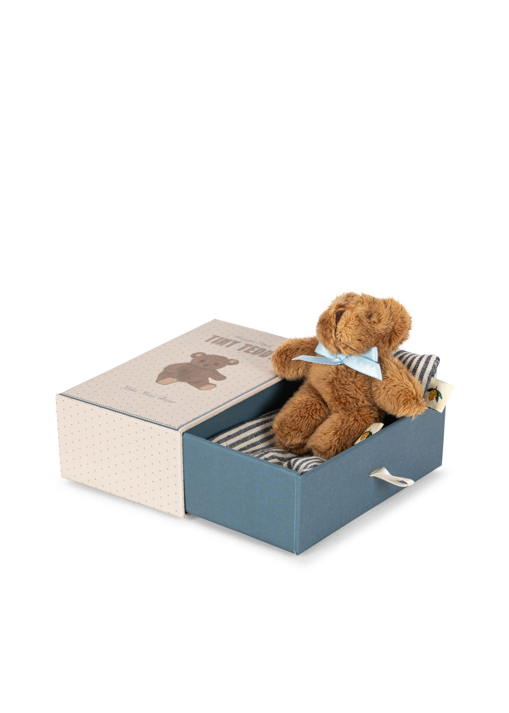 Mini-Teddy Milo liegt in der geöffneten Schublade des Bettchens