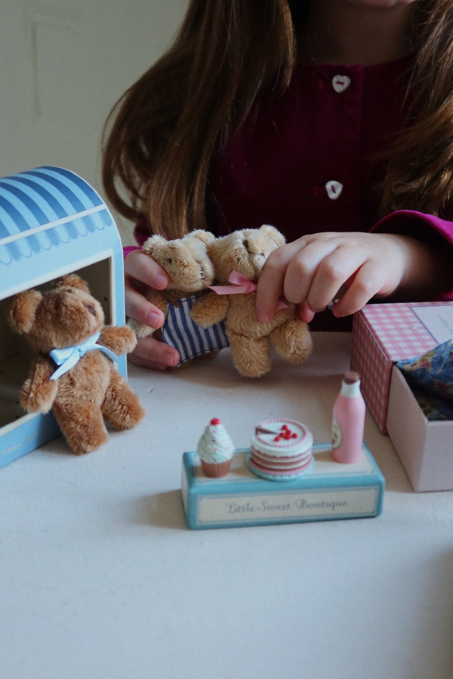 Konges Sløjd Mini-Teddy Milo, Brown, Verpackung mit Beschriftung, erhältlich bei Bärechind