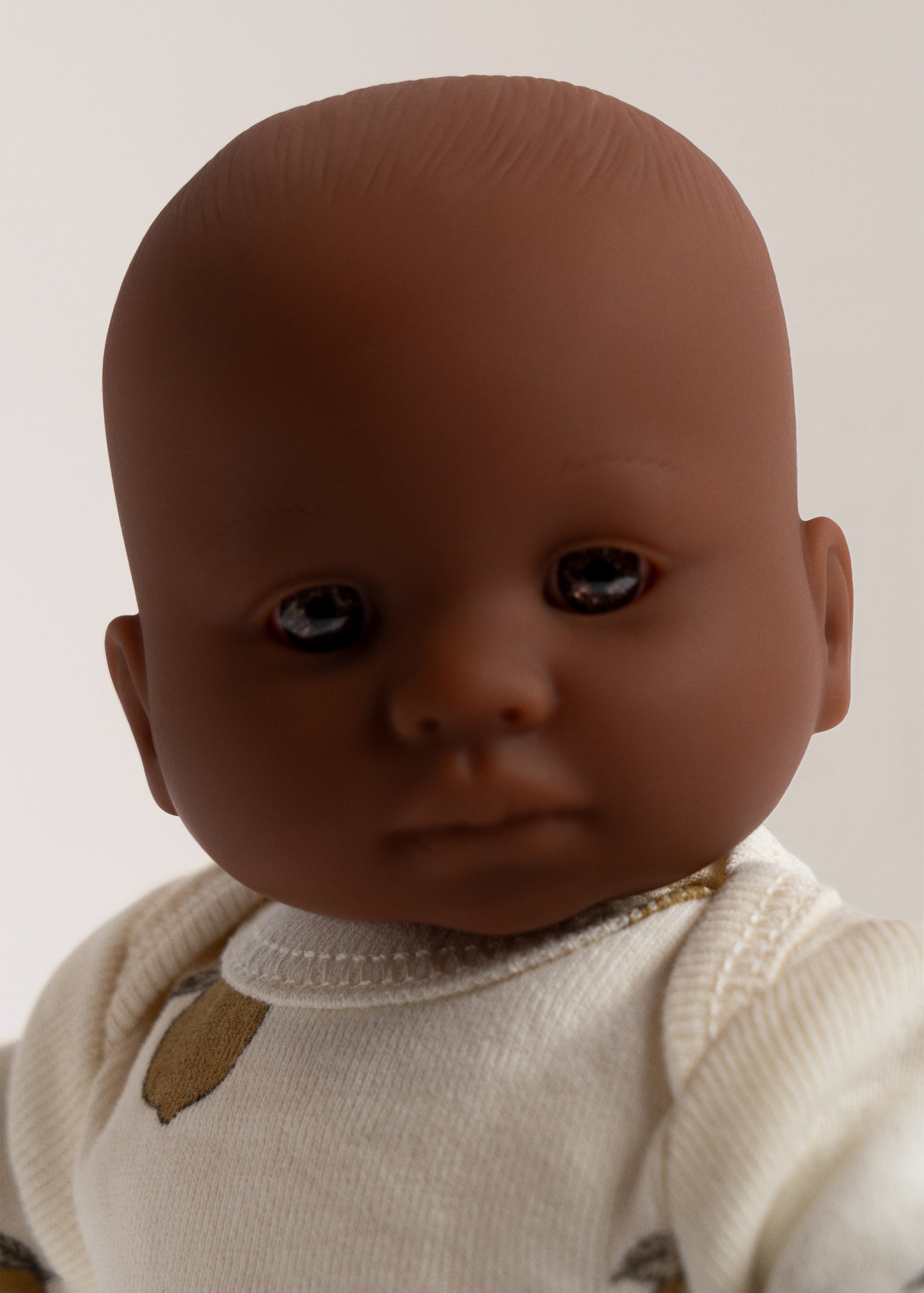 Detailansicht des Gesichts der Konges Sløjd My First Mini-Puppe