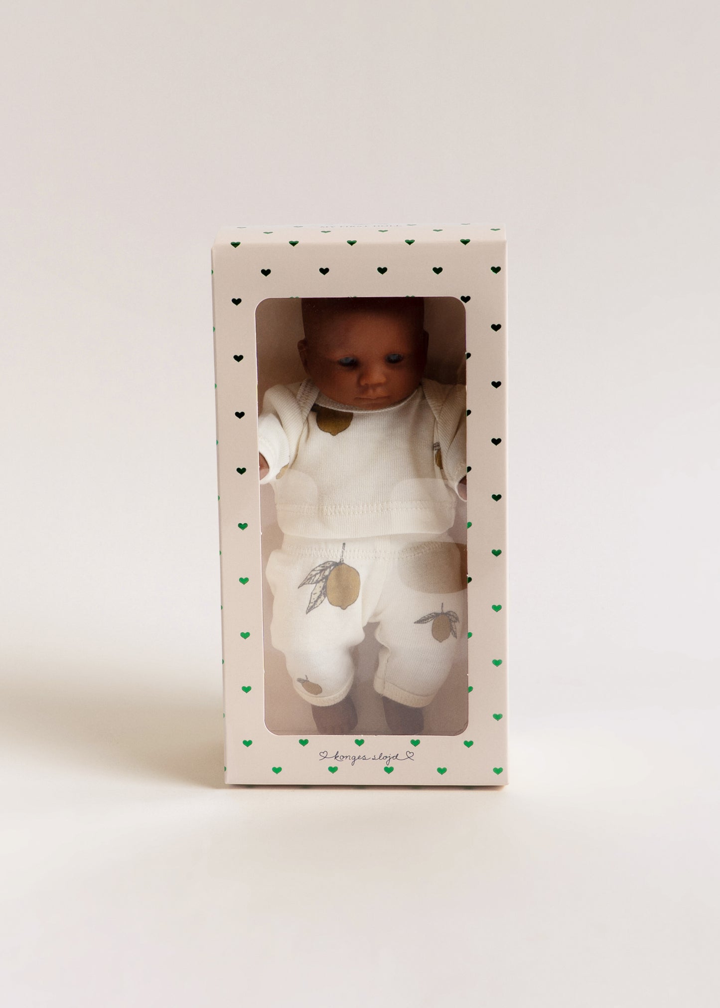 Konges Sløjd My First Mini-Puppe Lemon in der Verpackung mit Herzchen-Print