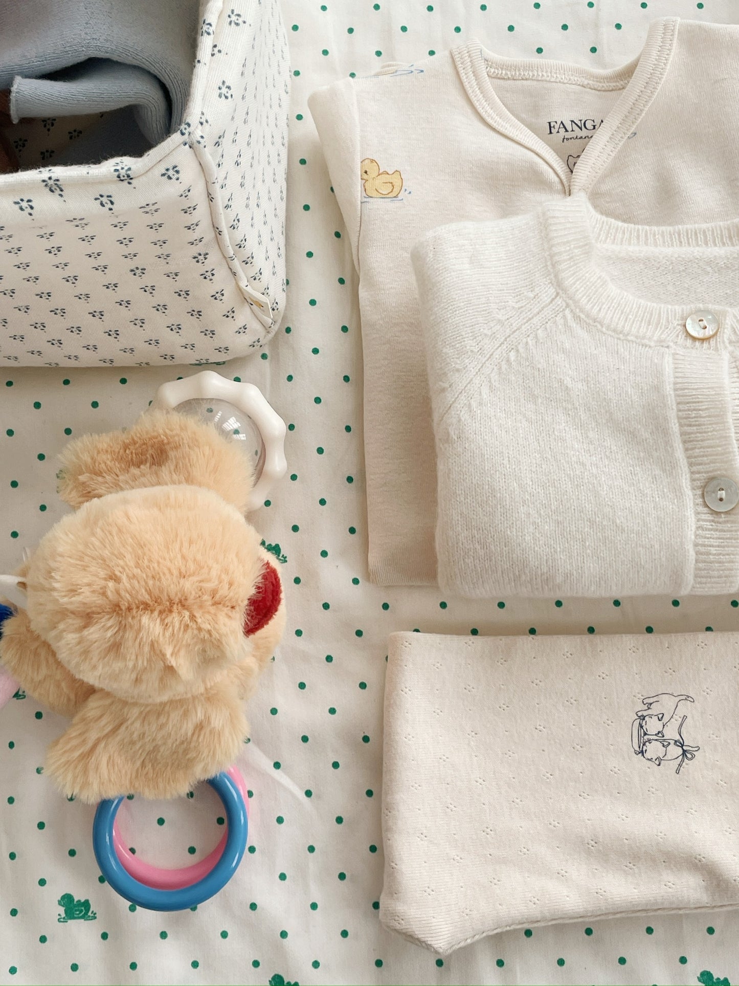 Peluche Mio zusammen mit weiteren Konges Sløjd Baby-Accessoires