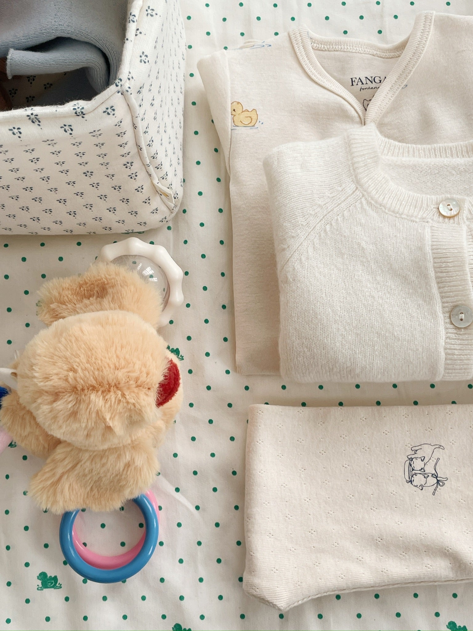 Peluche Mio zusammen mit weiteren Konges Sløjd Baby-Accessoires