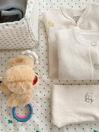 Peluche Mio zusammen mit weiteren Konges Sløjd Baby-Accessoires