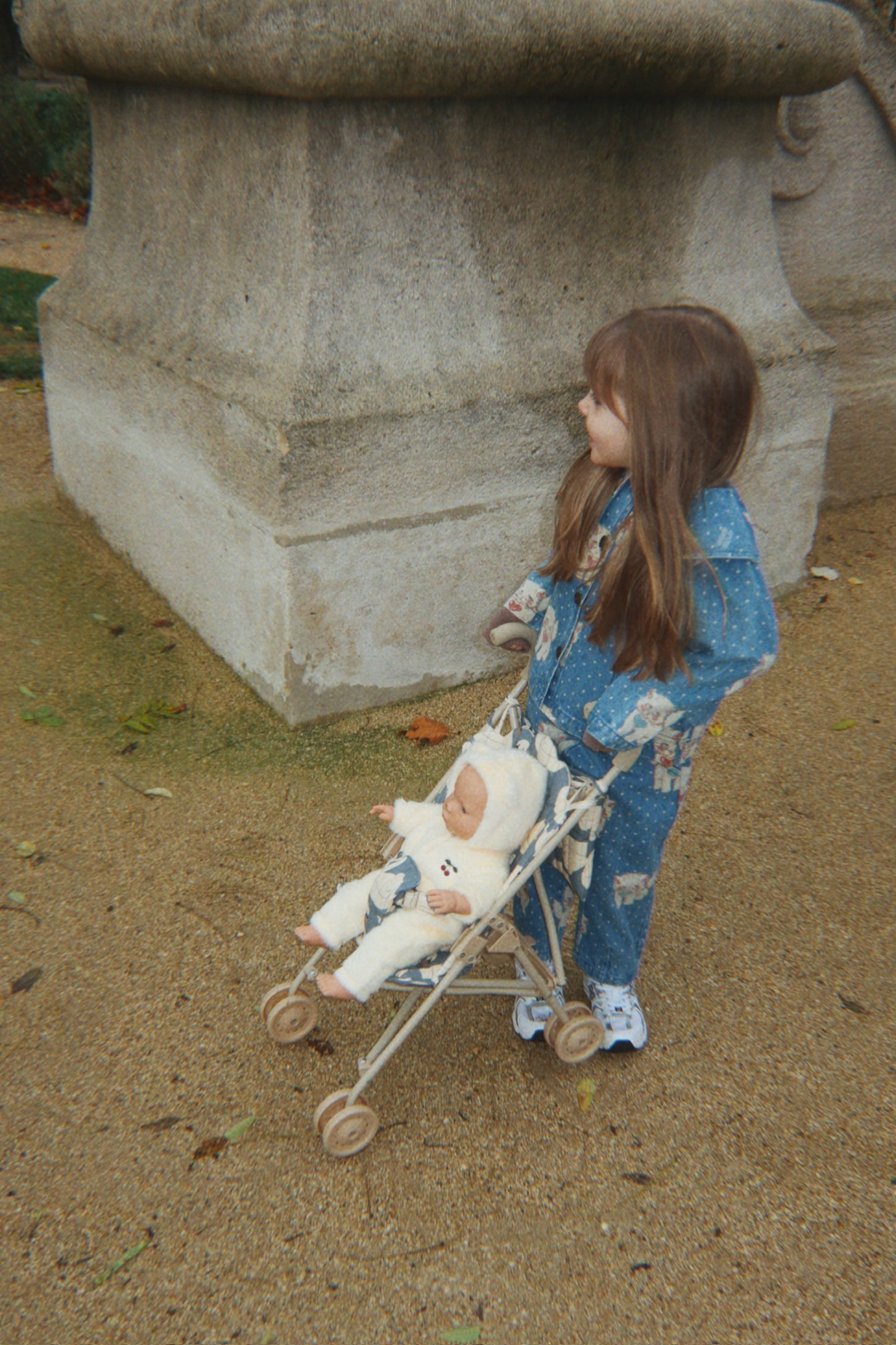 Kind unterwegs mit dem Puppenbuggy Swan