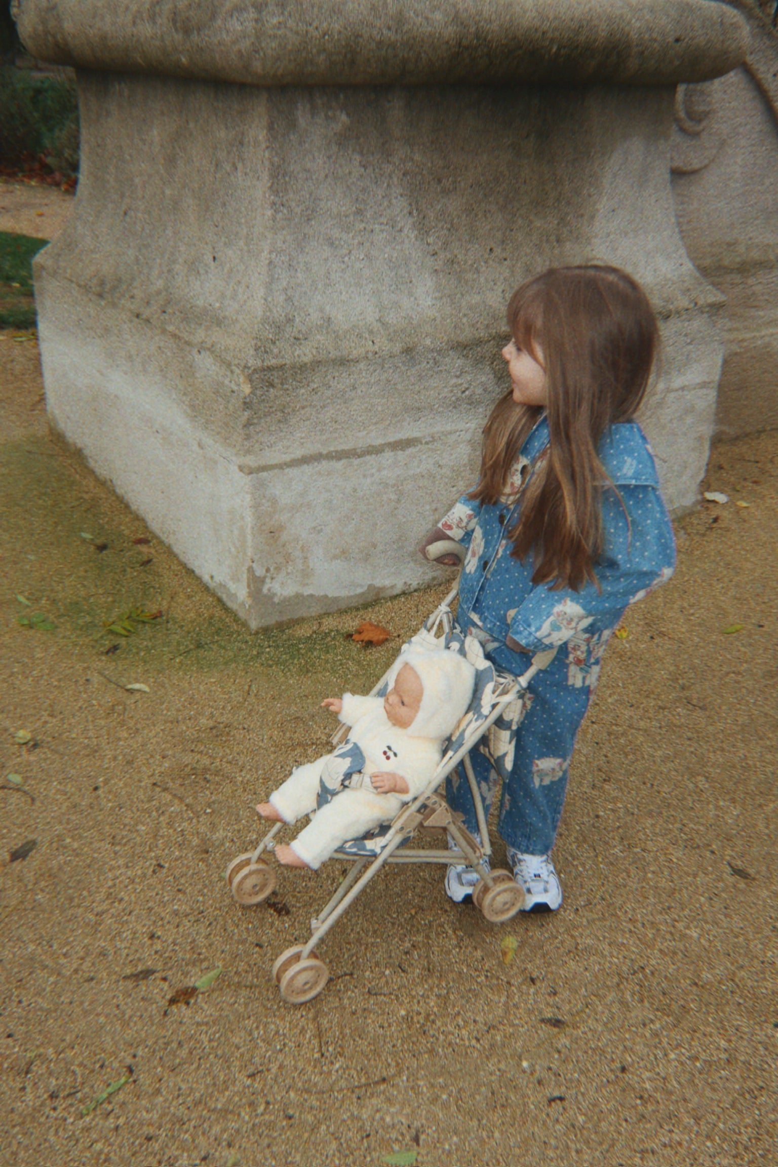 Kind unterwegs mit dem Puppenbuggy Swan