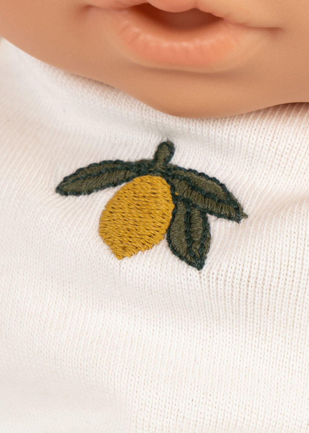 Detailansicht der Zitronen-Stickerei auf Lolas Kleidung
