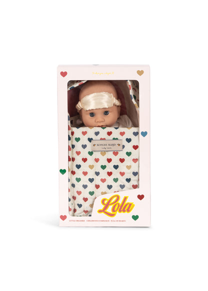 Konges Sløjd Puppe Lola in der Verpackung mit Coeur-Coloré-Herzmuster