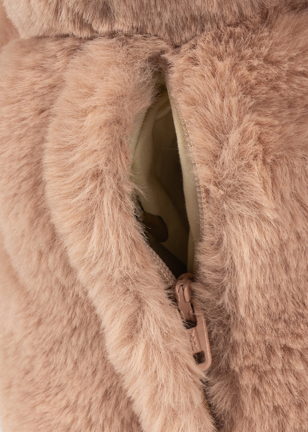 Detailansicht des weichen Materials und der Reissverschlussöffnung der Teddy-Tasche