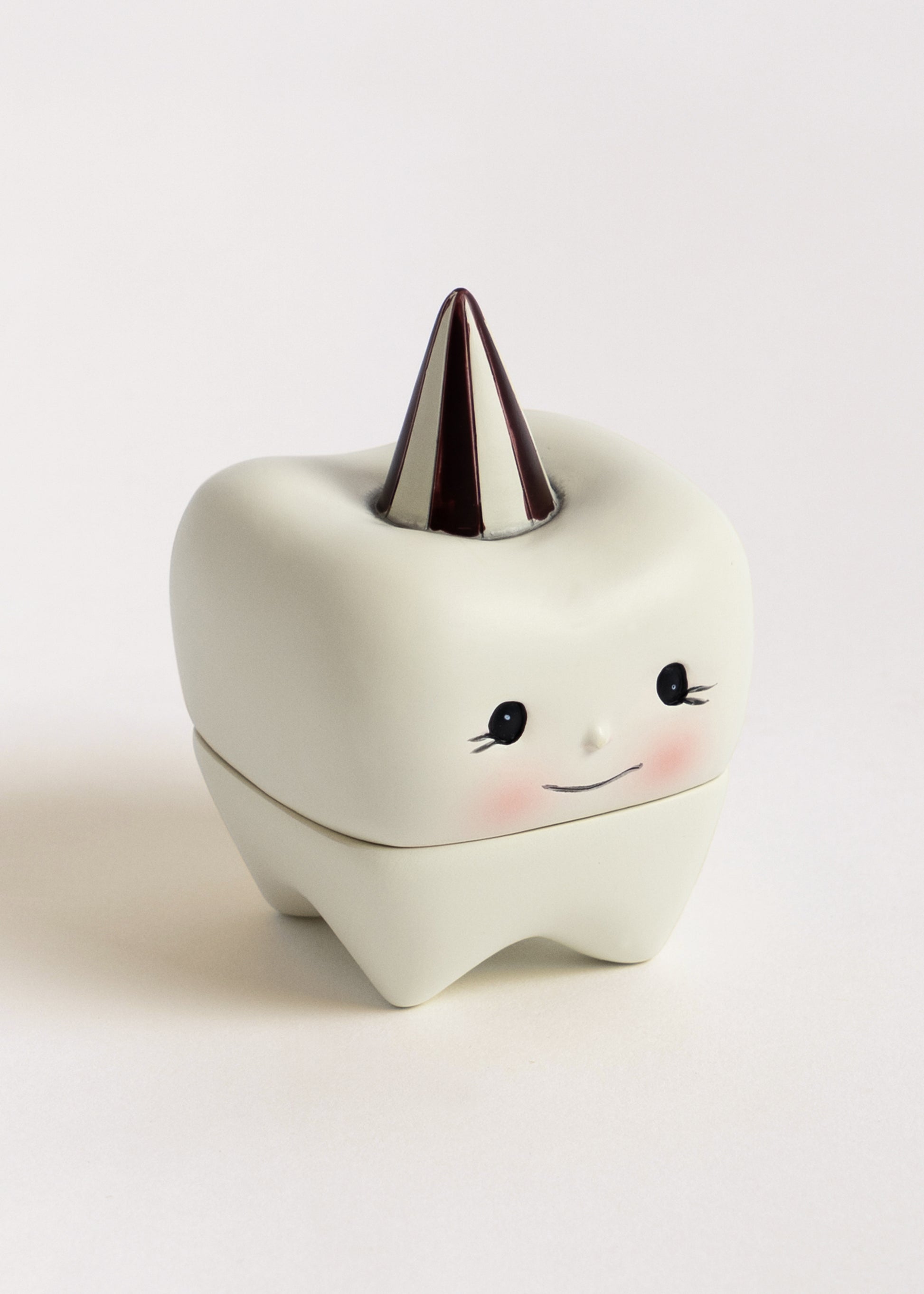 Konges Sløjd Zahnbox Tooth in Off White mit niedlichem Gesicht