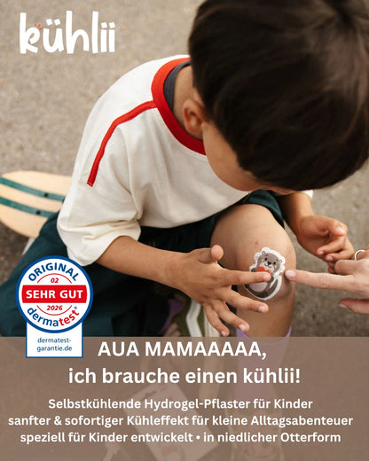Kind mit aufgeklebtem Kühlii Hydrogel Pflaster nach einem Sturz