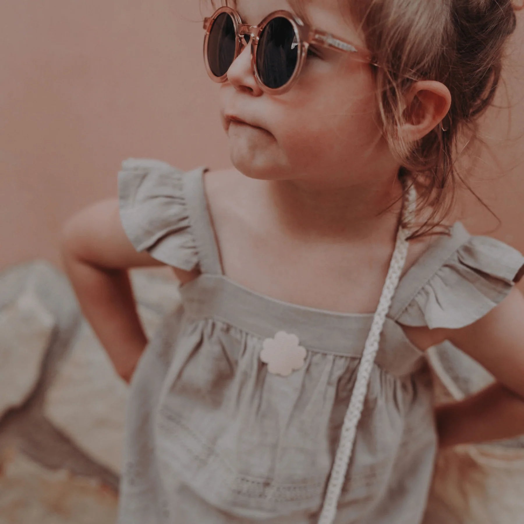Kind mit Sonnenbrille und aufgeklebtem Kühlii Hydrogel Pflaster der Pure Edition
