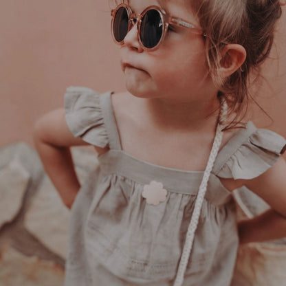 Kind mit Sonnenbrille und aufgeklebtem Kühlii Hydrogel Pflaster der Pure Edition