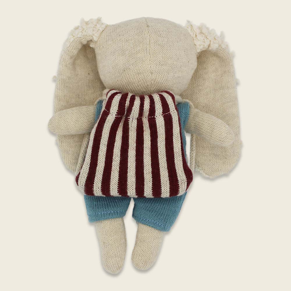 Hase Kindergartenkind von Ava&Yves mit gestreiftem Rucksack Rückseite – zu kaufen im Bärechind Winterthur Zürich Schweiz.