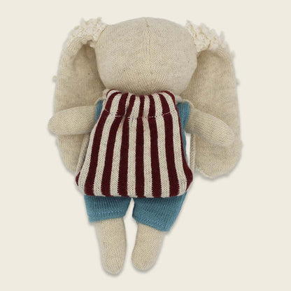 Hase Kindergartenkind von Ava&Yves mit gestreiftem Rucksack Rückseite – zu kaufen im Bärechind Winterthur Zürich Schweiz.
