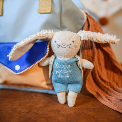 Hase Kindergartenkind von Ava&Yves mit gestreiftem Rucksack Rückseite – zu kaufen im Bärechind Winterthur Zürich Schweiz.