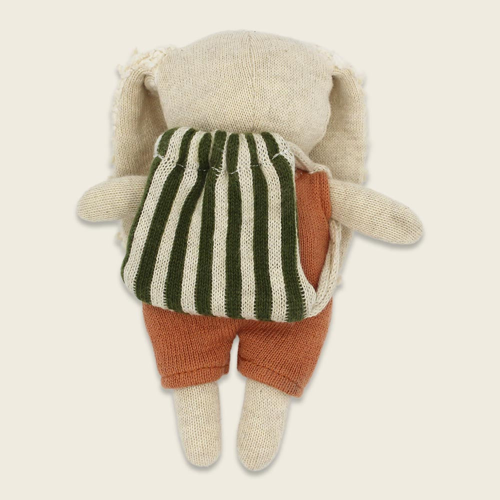 Hase Kindergartenkind von Ava&Yves mit gestreiftem Rucksack Rückseite – zu kaufen im Bärechind Winterthur Zürich Schweiz.