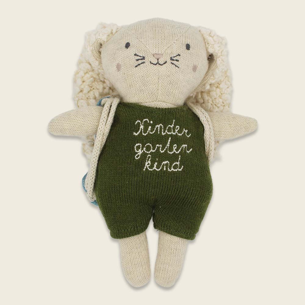Kuscheltier Hase Kindergartenkind oliv von Ava&Yves mit Rucksack – kaufen im Bärechind Winterthur Zürich Schweiz.
