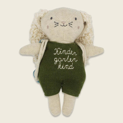 Kuscheltier Hase Kindergartenkind oliv von Ava&Yves mit Rucksack – kaufen im Bärechind Winterthur Zürich Schweiz.