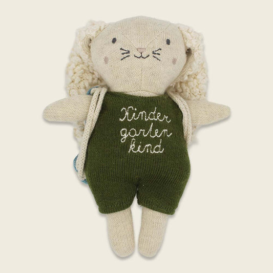 Kuscheltier Hase Kindergartenkind oliv von Ava&Yves mit Rucksack – kaufen im Bärechind Winterthur Zürich Schweiz.
