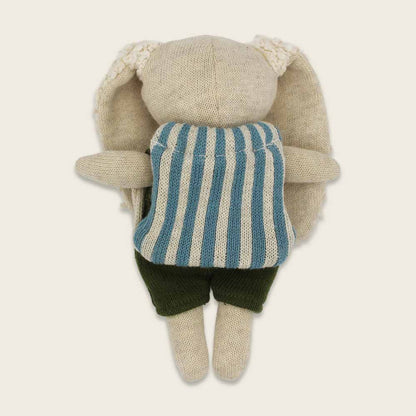 Hase Kindergartenkind von Ava&Yves mit gestreiftem Rucksack Rückseite – Bärechind Winterthur Zürich Schweiz kaufen.