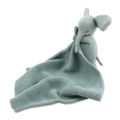 Elefant Kuscheltuch natur von Ava&Yves im Babybett – zu kaufem im Kinderladen Bärechind in Winterthur Zürich Schweiz.