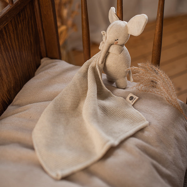 Elefant Kuscheltuch natur von Ava&Yves im Babybett – im Kinderlade Bärechind in Winterthur Zürich Schweiz zu kaufen.