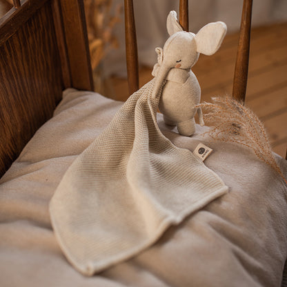 Elefant Kuscheltuch natur von Ava&Yves im Babybett – im Kinderlade Bärechind in Winterthur Zürich Schweiz zu kaufen.